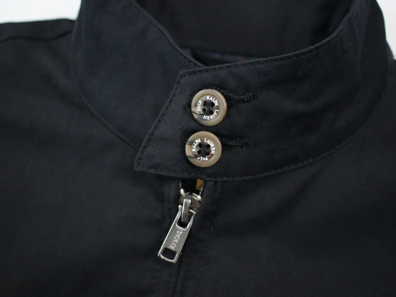 🅿️350 Ralph Lauren's new 2024 classic old money style stand collar executive zipper jacket 1️⃣Selected from high-quality original developed pure cotton fabrics, with customized plaid lining inside, the overall wear effect is very soft and comfortable, 2️⃣The workmanship details are perfectly controlled, the chest is exquisitely embroidered with small logos, and the dropped shoulders are made of unique splicing technology to highlight your personality! The version is simple but not simple! 3️⃣ Complete with tag accessories, unisex design, and a very versatile jacket for men and women! Color: black, navy, khaki, green Size: S, M, L, XL